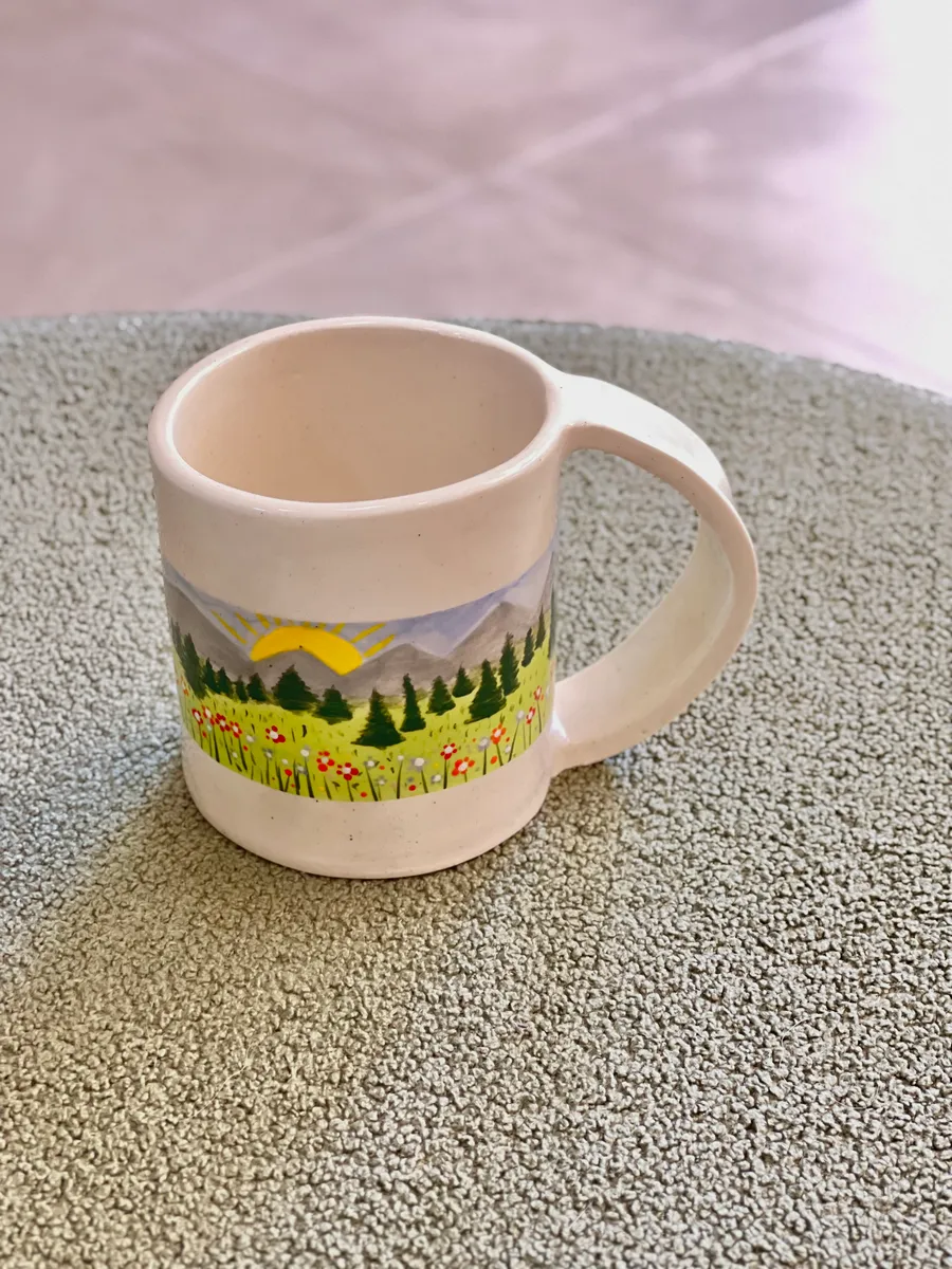 Caneca com paisagem pintada à mão