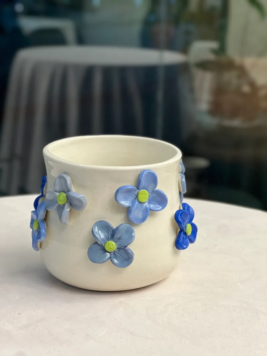 Peça com flores azuis em relevo