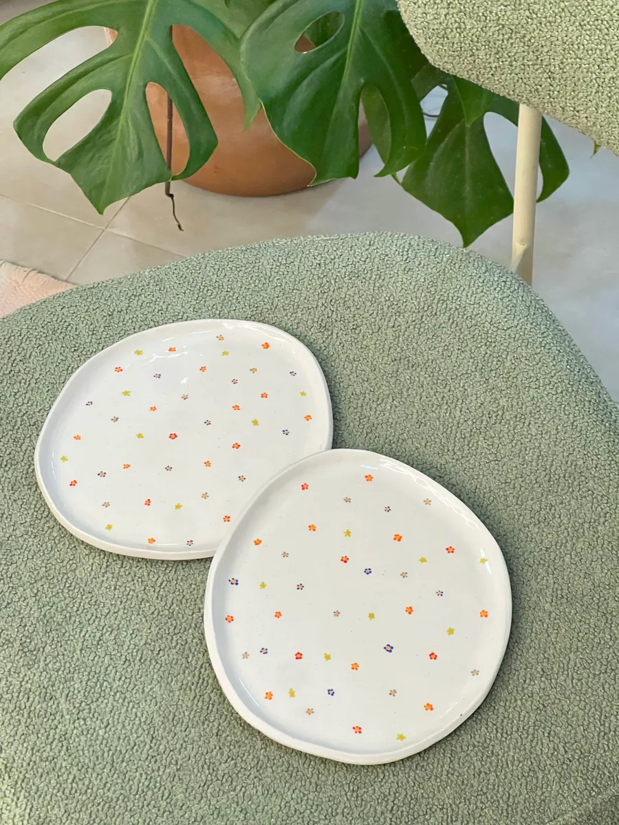 Pratos com florzinhas pintadas à mão