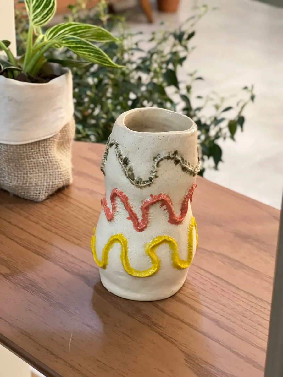 Vaso com ondas coloridas em relevo